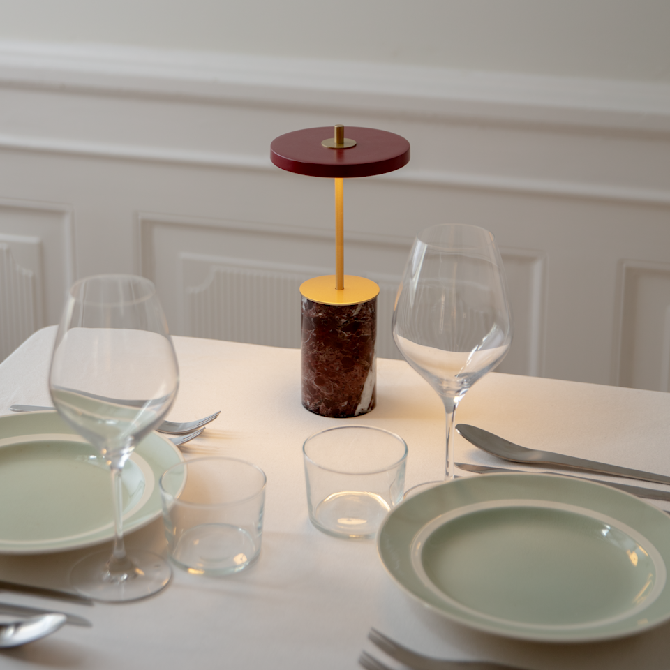 Asteria Move Mini, portable bordlampe, rød marmor • UMAGE - Copenhagenhomedesign