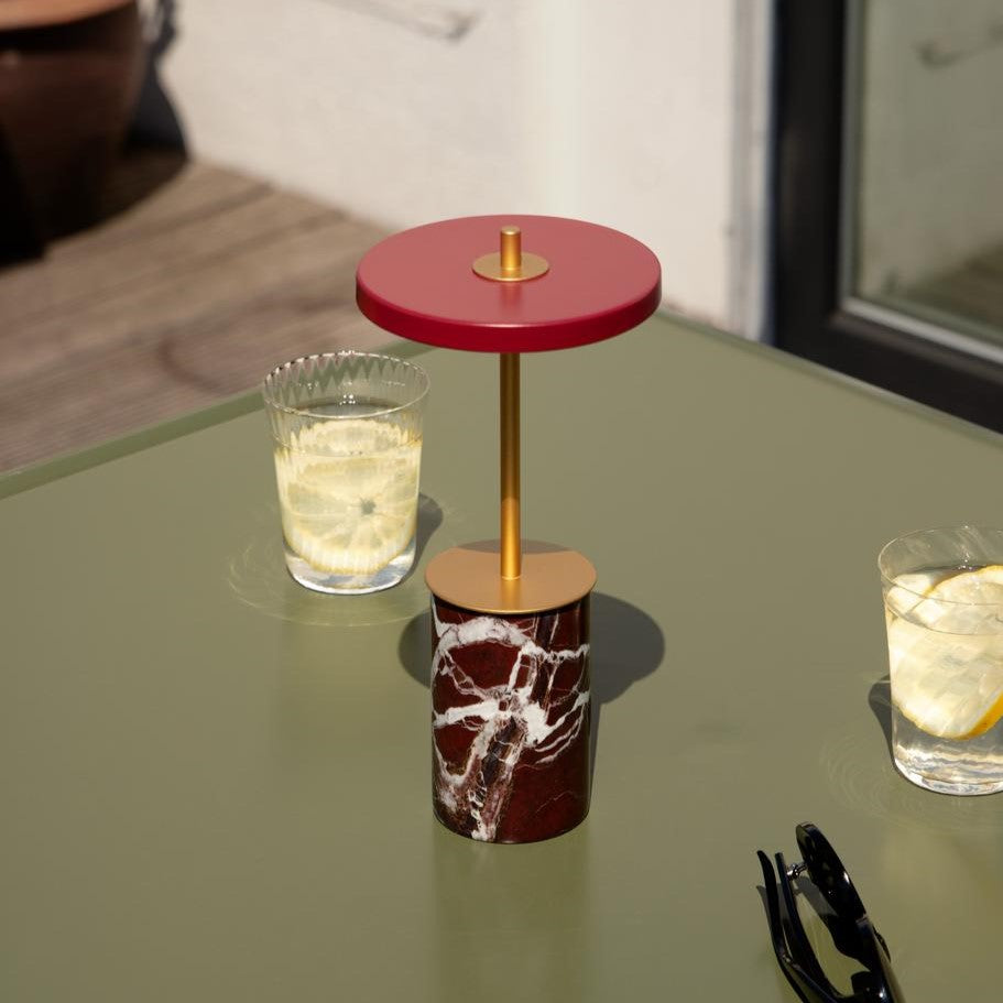 Asteria Move Mini, portable bordlampe, rød marmor • UMAGE - Copenhagenhomedesign
