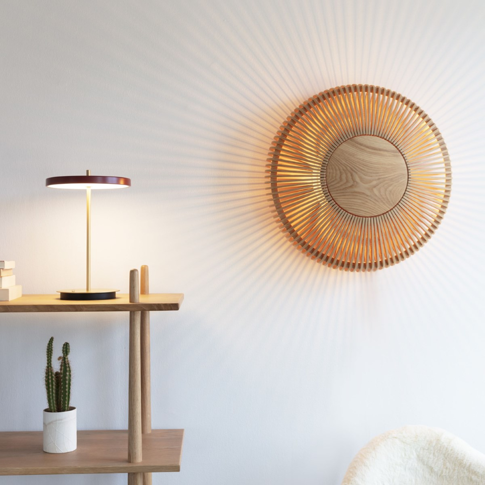 Asteria Move portable bordlampe, rød og messing • UMAGE - Copenhagenhomedesign