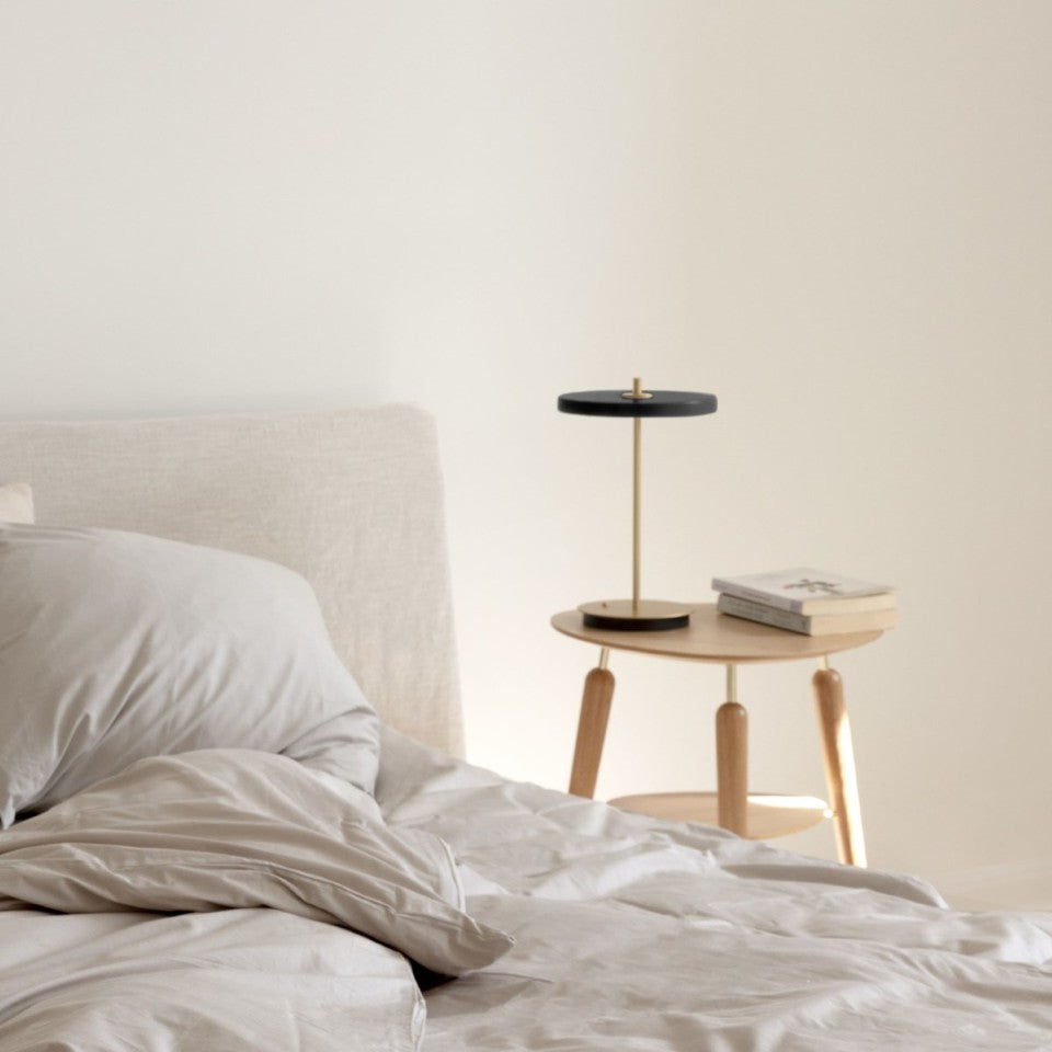 Asteria Move portable bordlampe, sort og messing • UMAGE - Copenhagenhomedesign