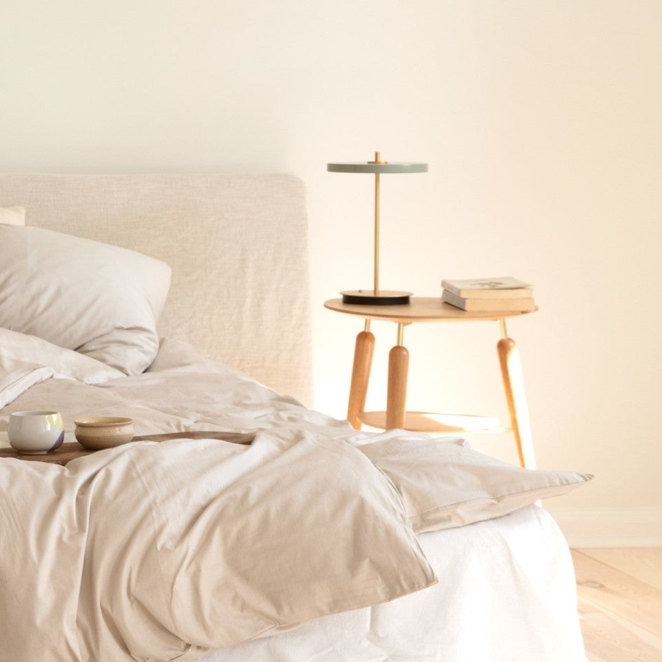 Asteria Move portable bordlampe, oliven og messing • UMAGE - Copenhagenhomedesign