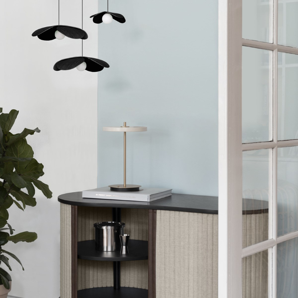 Asteria Move portable bordlampe, hvid og messing • UMAGE - Copenhagenhomedesign
