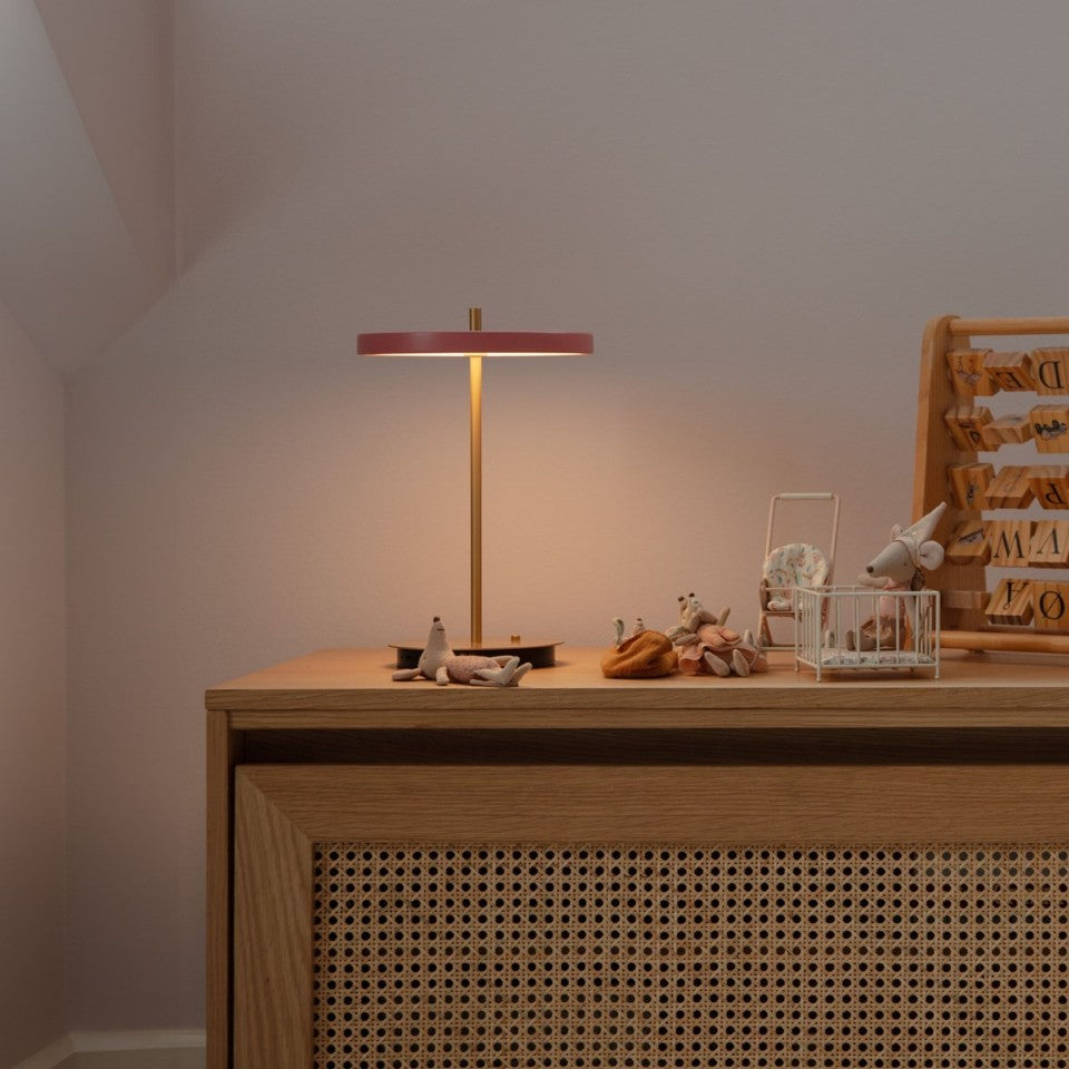 Asteria Move portable bordlampe, rose og messing • UMAGE - Copenhagenhomedesign
