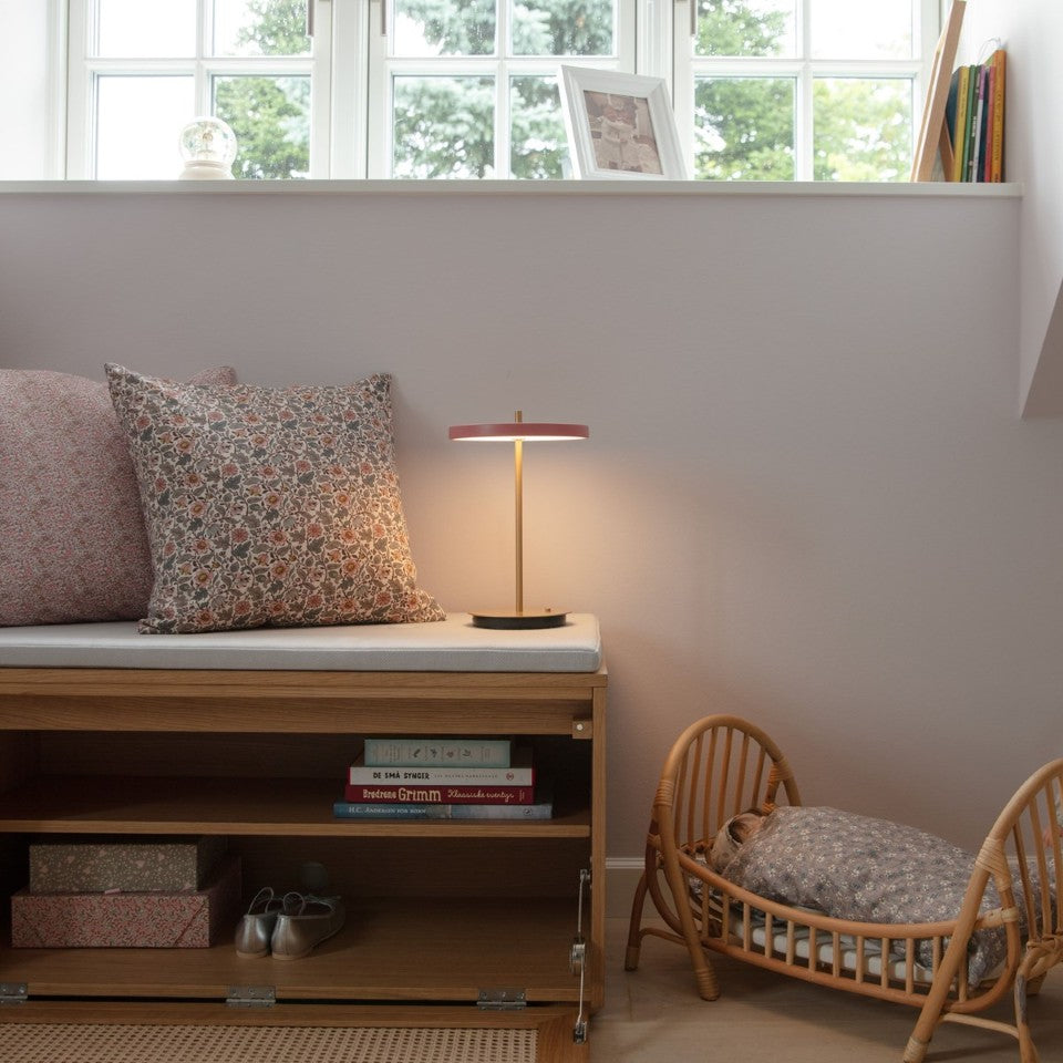 Asteria Move portable bordlampe, rose og messing • UMAGE - Copenhagenhomedesign