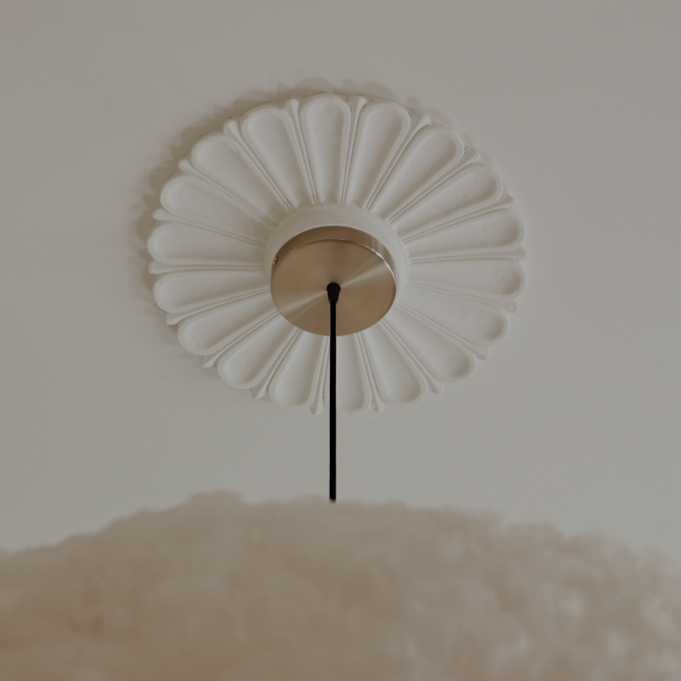 Rosette loftroset med ledning og fatning E27, børstet messing look • UMAGE - Copenhagenhomedesign
