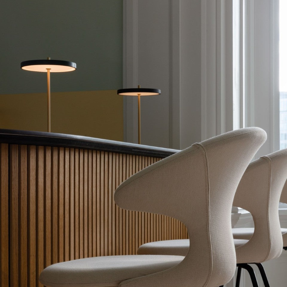 Asteria Move portable bordlampe, sort og messing • UMAGE - Copenhagenhomedesign