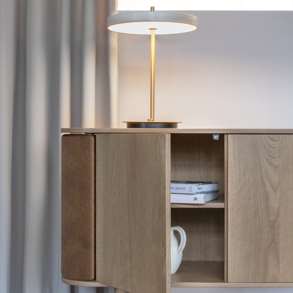 Asteria Table bordlampe, hvid og messing • UMAGE - Copenhagenhomedesign