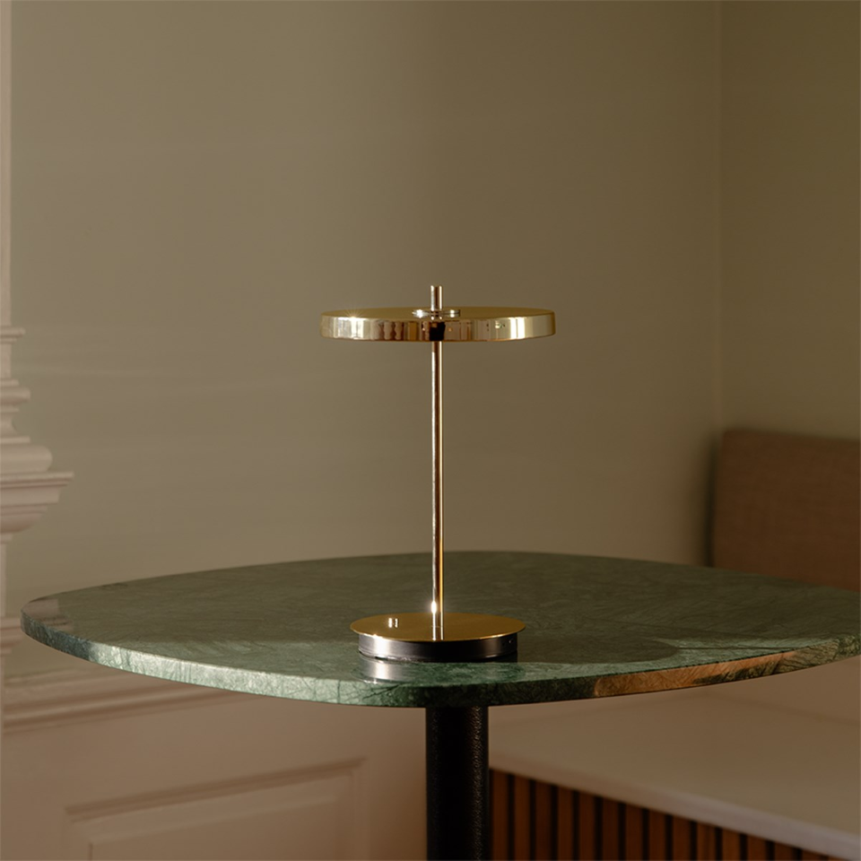 Asteria Move Monochrome, portable bordlampe, poleret messing • UMAGE - Copenhagenhomedesign