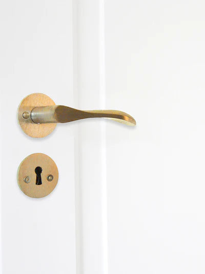 Bellevue dørhåndtag i børstet messing med lak inkl. roset og nøgleskilt c/c 30 mm - Copenhagenhomedesign