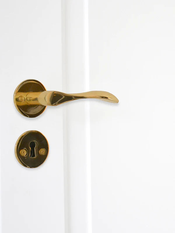 Bellevue dørhåndtag i blank messing uden lak inkl. roset og nøgleskilt c/c 30 mm - Copenhagenhomedesign
