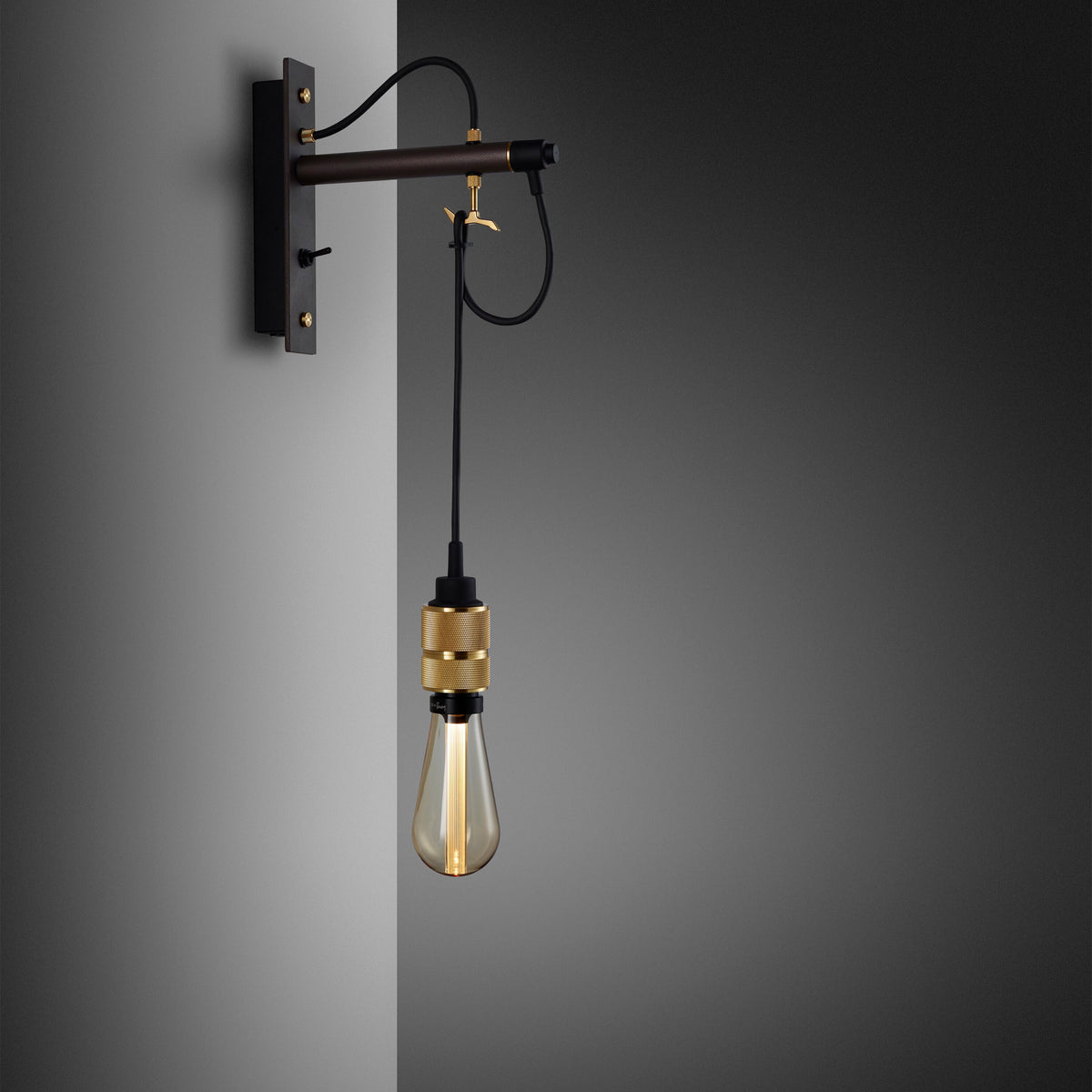 Hook Wall Nude væglampe i graphite og messing  • Buster + Punch - Copenhagenhomedesign