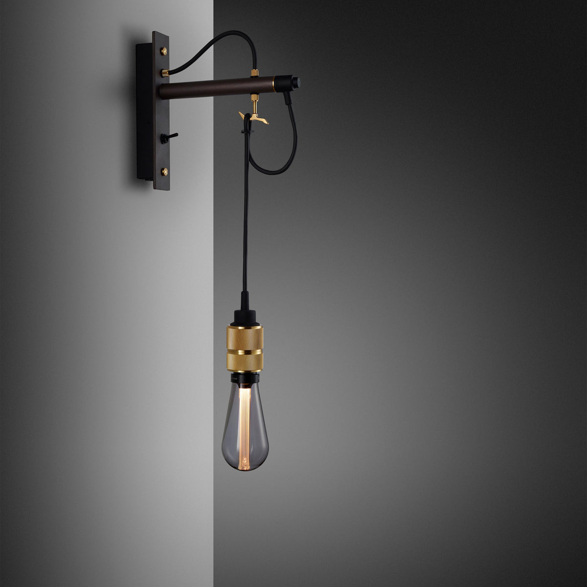 Hook Wall Nude væglampe i graphite og messing  • Buster + Punch - Copenhagenhomedesign