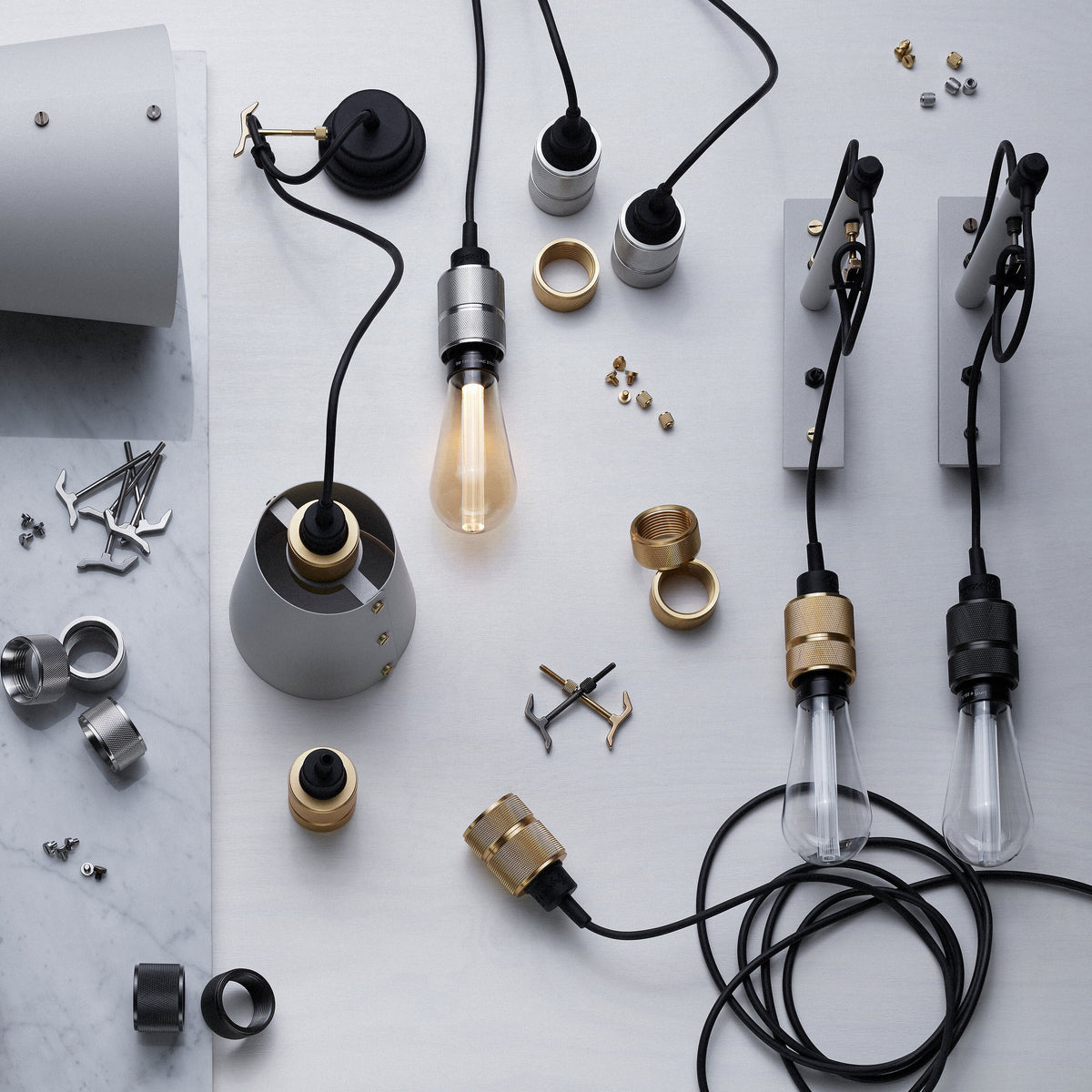 Hook Wall Nude væglampe i graphite og messing  • Buster + Punch - Copenhagenhomedesign