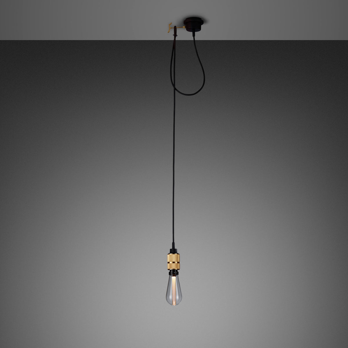 Enkel pendel lampe med fatning i massiv med diamond cut (cross) mønster fra Buster + Punch. Lampen har en krog i massiv messing, som gør det muligt at justere højden på lampen.