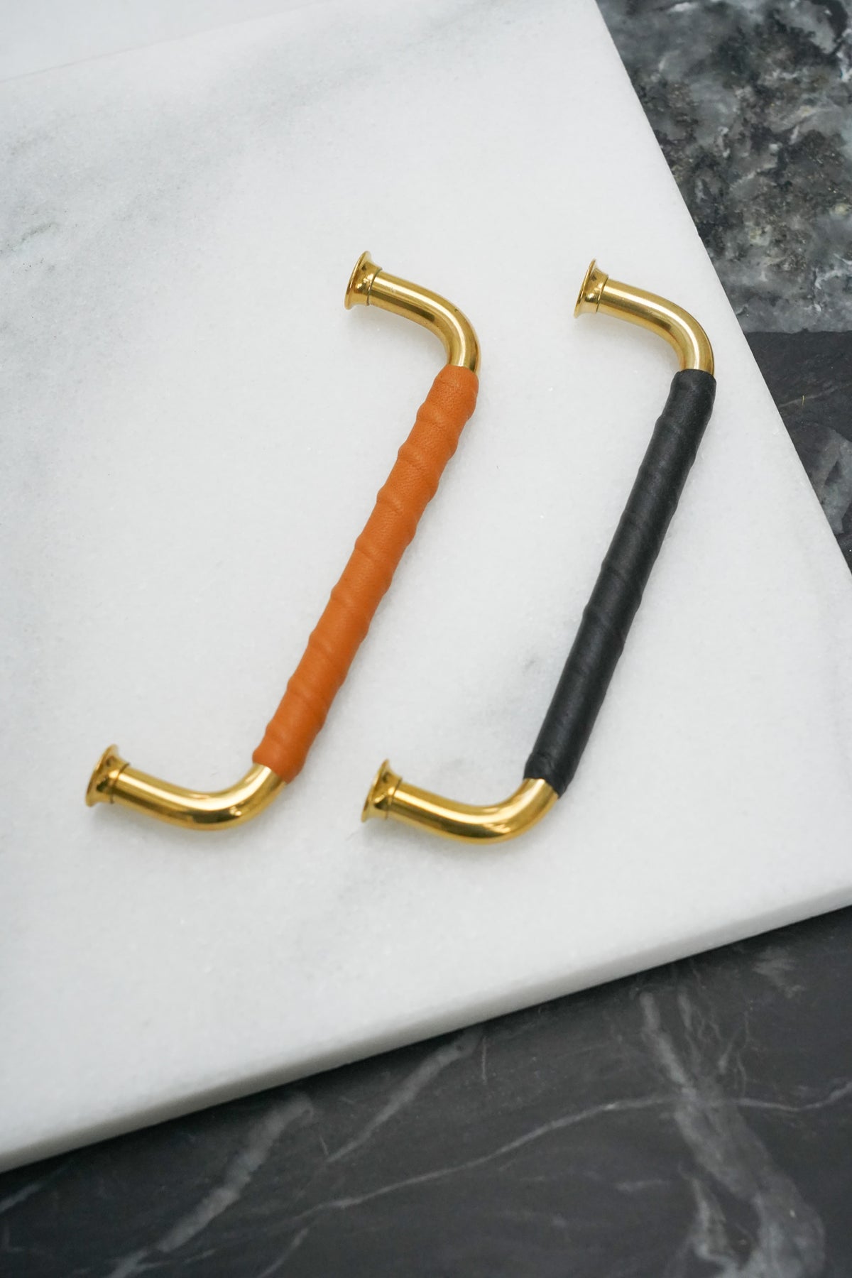 Charlottenlund • Bøjlegreb i massiv blank messing med sort læder - Copenhagenhomedesign