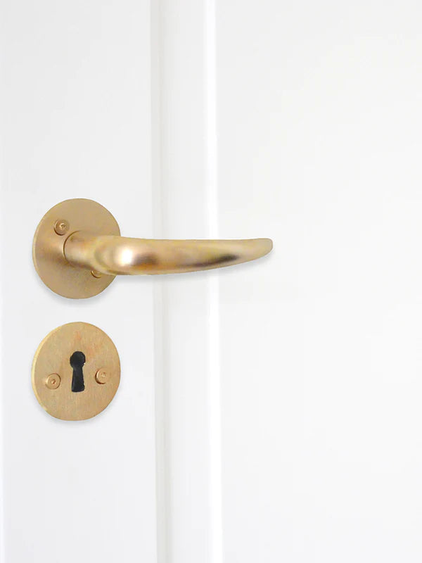 Coupé dørhåndtag i børstet messing uden lak inkl. roset og nøgleskilt c/c 30 mm - Copenhagenhomedesign