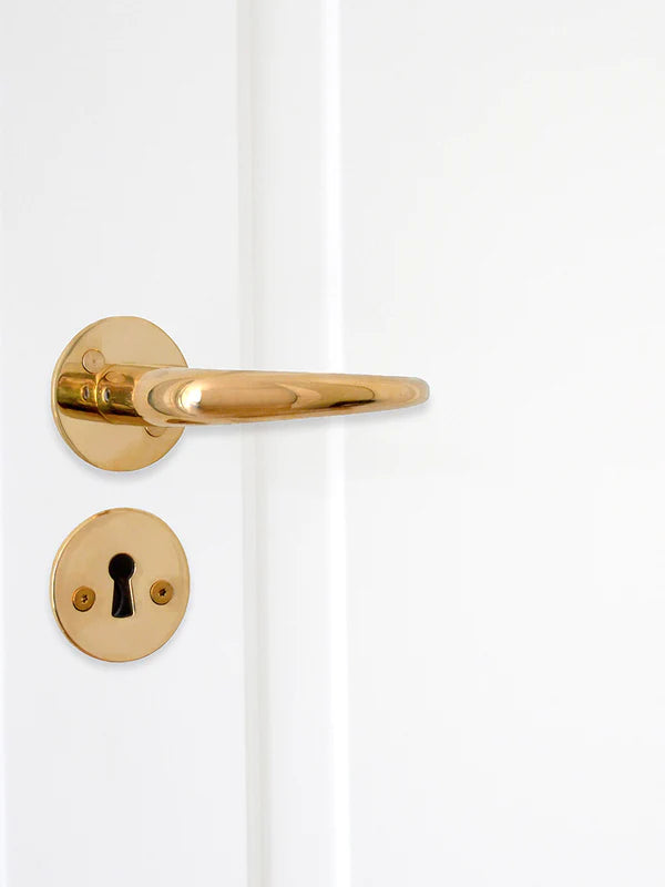 Coupé dørhåndtag i blank messing uden lak inkl. roset og nøgleskilt c/c 30 mm - Copenhagenhomedesign