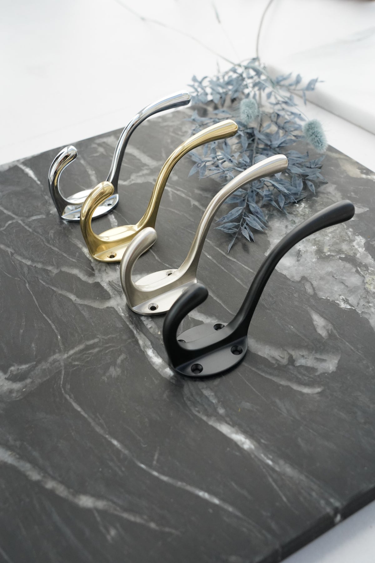Göteborg • Hattekrog i messing i mat sort 120 mm - Copenhagenhomedesign