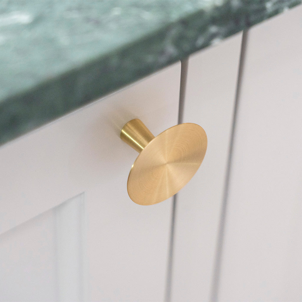 Møbelknop i børstet messing uden lak, Ø 30 mm - København • Chr. Jørgensen - Copenhagenhomedesign