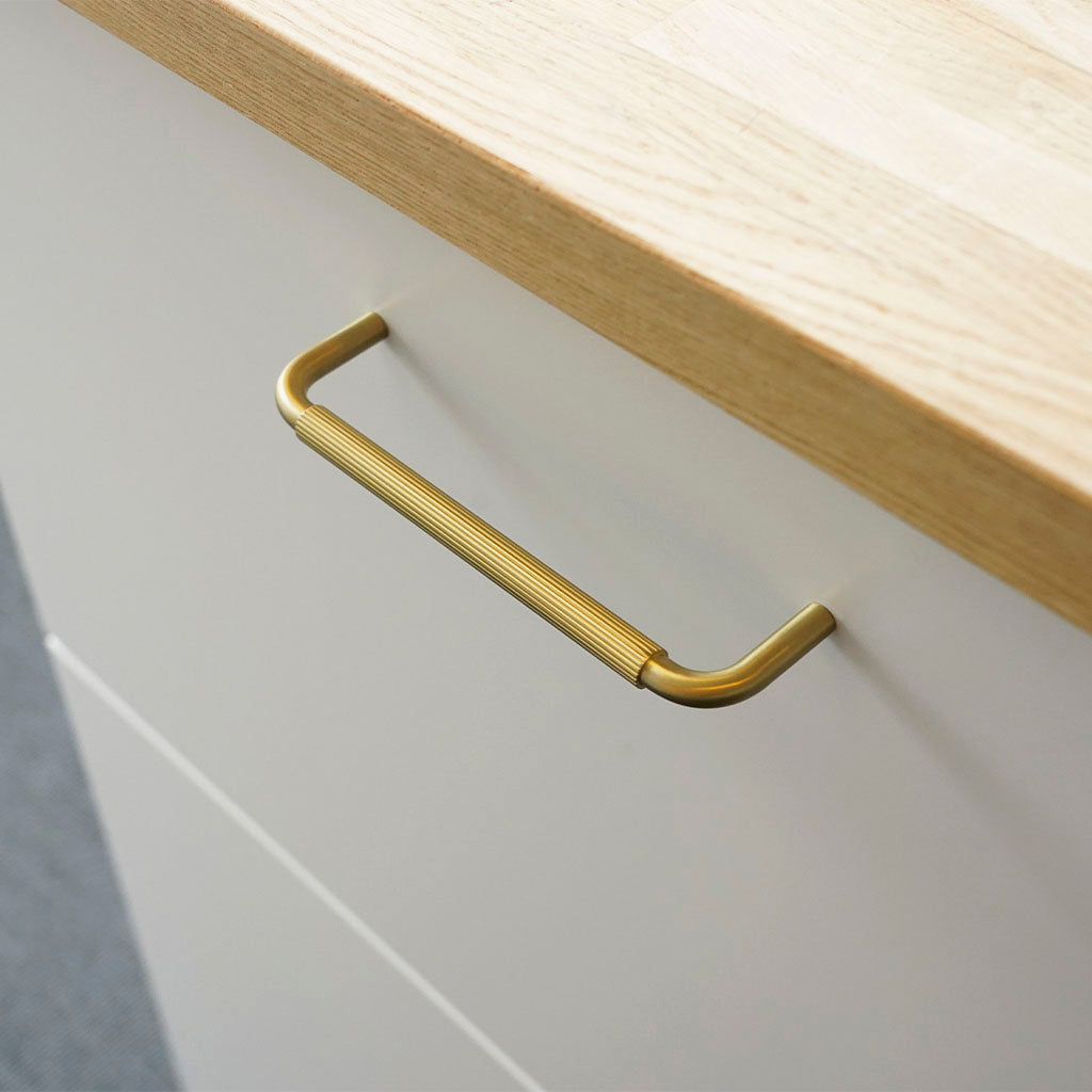 Køkkengreb med linjeret design i messing med lak - Langelinie • Chr. Jørgensen - Copenhagenhomedesign