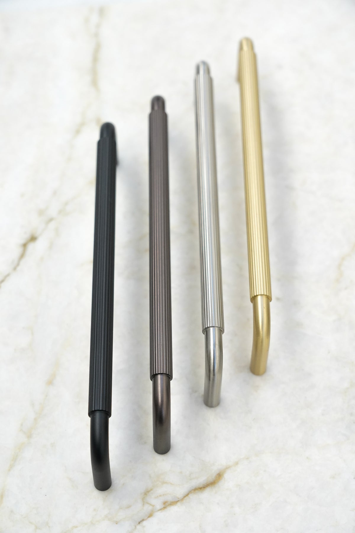 Køkkengreb med linjeret design i rustfrit stål look - Langelinie • Chr. Jørgensen - Copenhagenhomedesign
