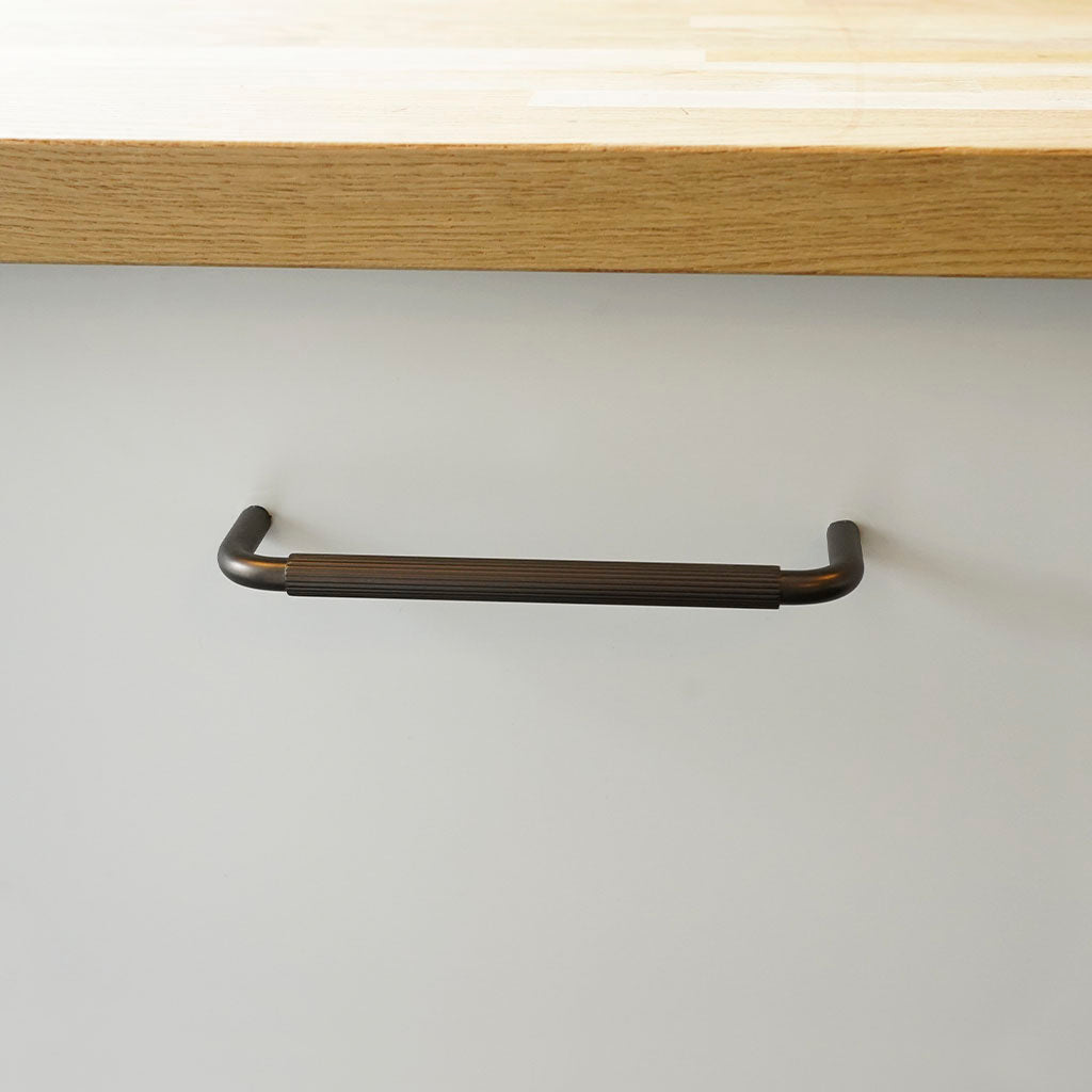 Køkkengreb med linjeret design i bronze / bruneret messing - Langelinie • Chr. Jørgensen - Copenhagenhomedesign