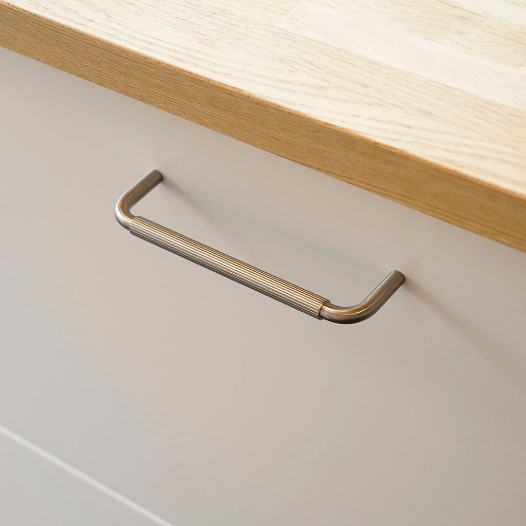 Køkkengreb med linjeret design i rustfrit stål look - Langelinie • Chr. Jørgensen - Copenhagenhomedesign