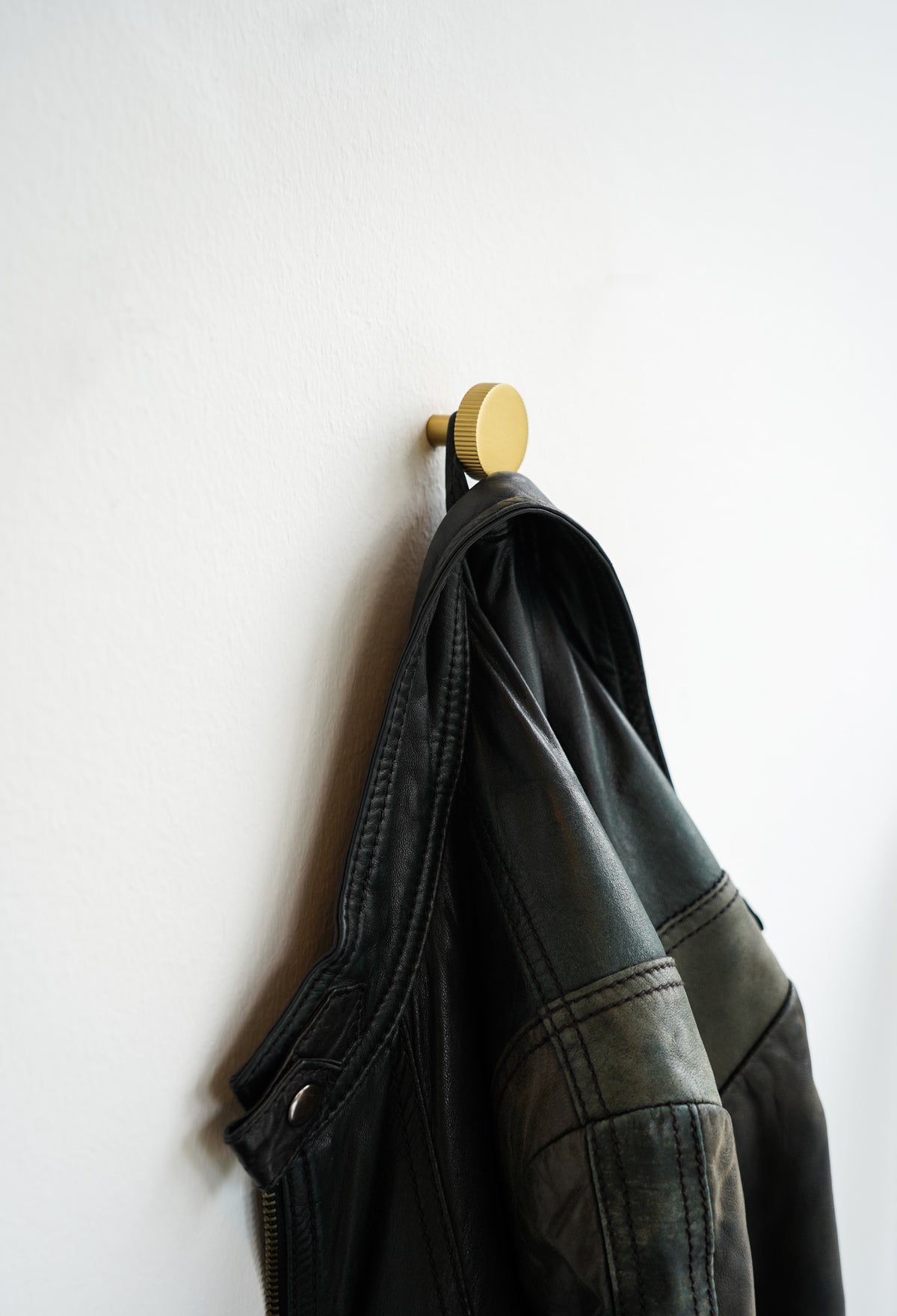 Møbelknop med linjeret design i børstet messing med lak - Langelinie • Chr. Jørgensen - Copenhagenhomedesign