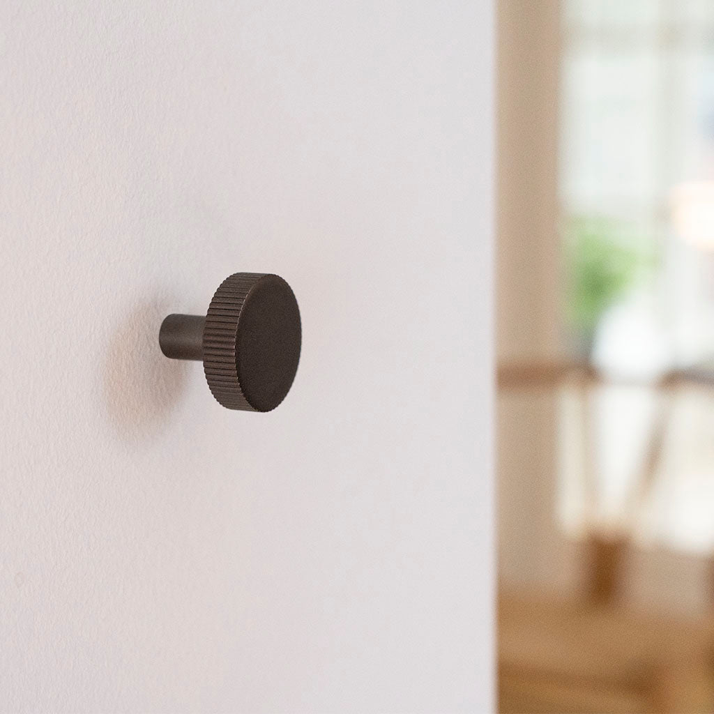 Møbelknop med linjeret design i bronze / bruneret messing - Langelinie • Chr. Jørgensen - Copenhagenhomedesign