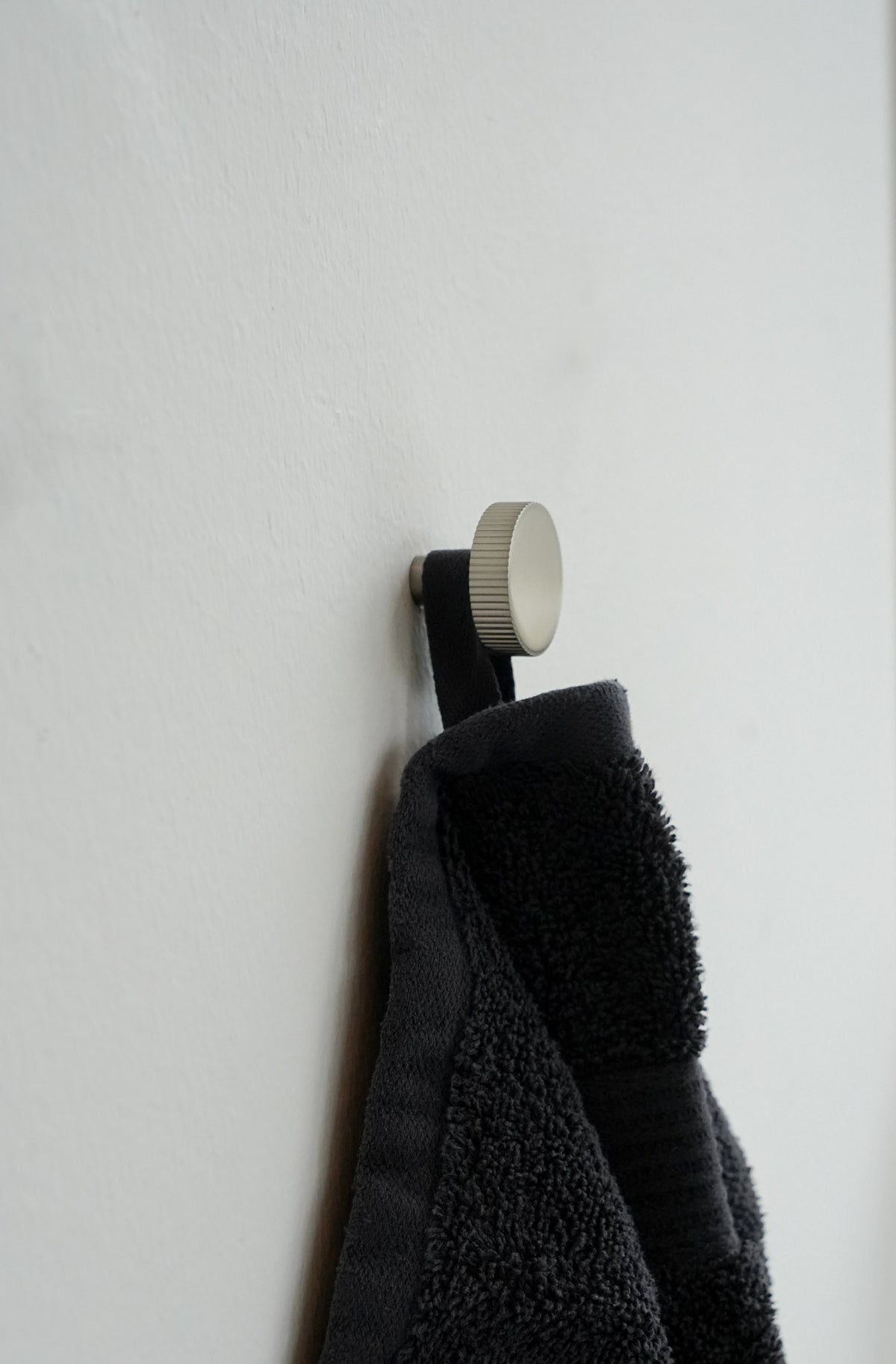 Møbelknop med linjeret design i rustfrit stål look - Langelinie • Chr. Jørgensen - Copenhagenhomedesign