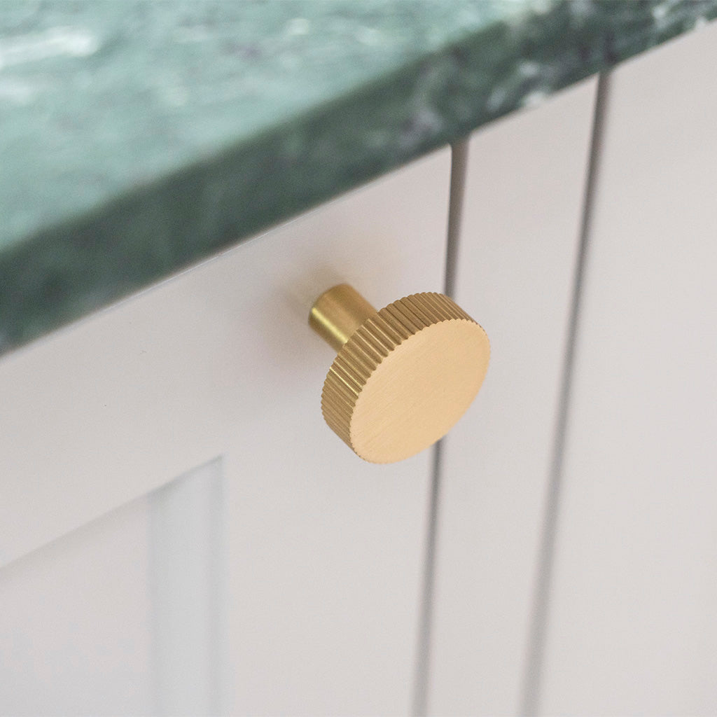 Møbelknop med linjeret design i børstet messing med lak - Langelinie • Chr. Jørgensen - Copenhagenhomedesign