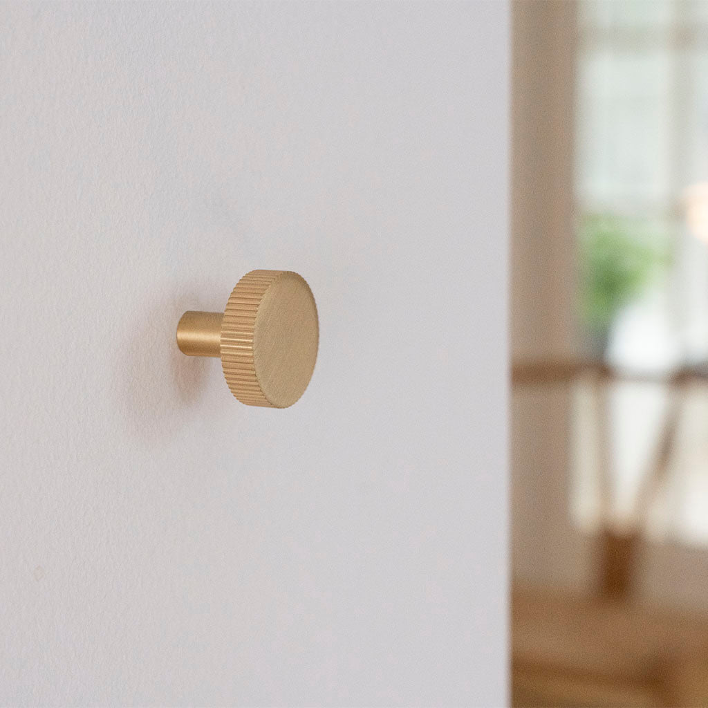Møbelknop med linjeret design i børstet messing uden lak - Langelinie • Chr. Jørgensen - Copenhagenhomedesign