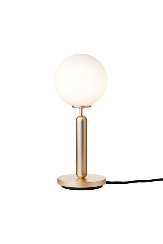 Bordlampe med rund skærm af opalglas og messingfarvet stel, på hvid baggrund