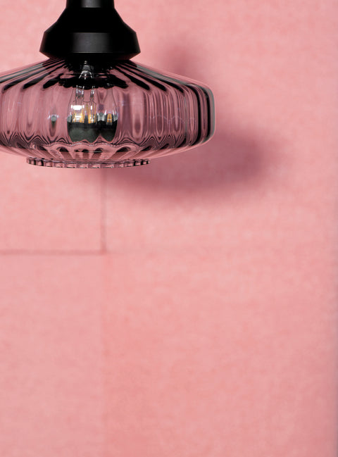 Pendel loftlampe fra Design by Us i bølget smoked glas med sort fatning og ledning.