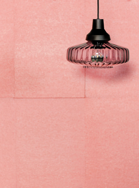 Pendel loftlampe fra Design by Us i bølget smoked glas med sort fatning og ledning.