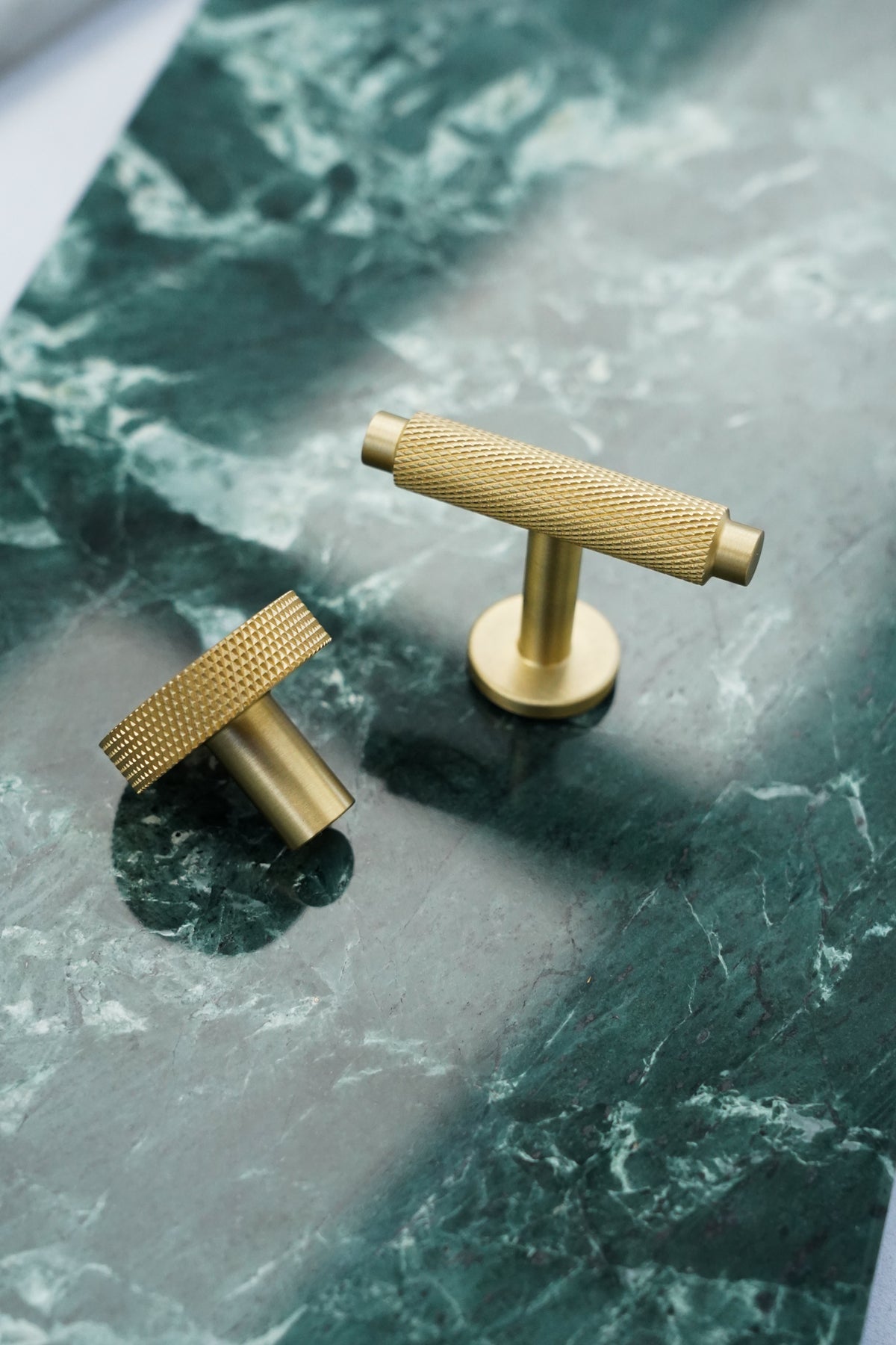 Møbelknop med diamond cut i børstet messing uden lak - Østerbro • Chr. Jørgensen - Copenhagenhomedesign