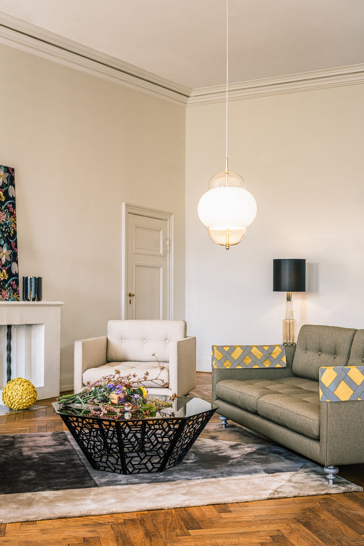 Lampe i klart glas og mat hvidplisseret glas. Derudover har lampen detaljer i messing og en hvid stofledning.