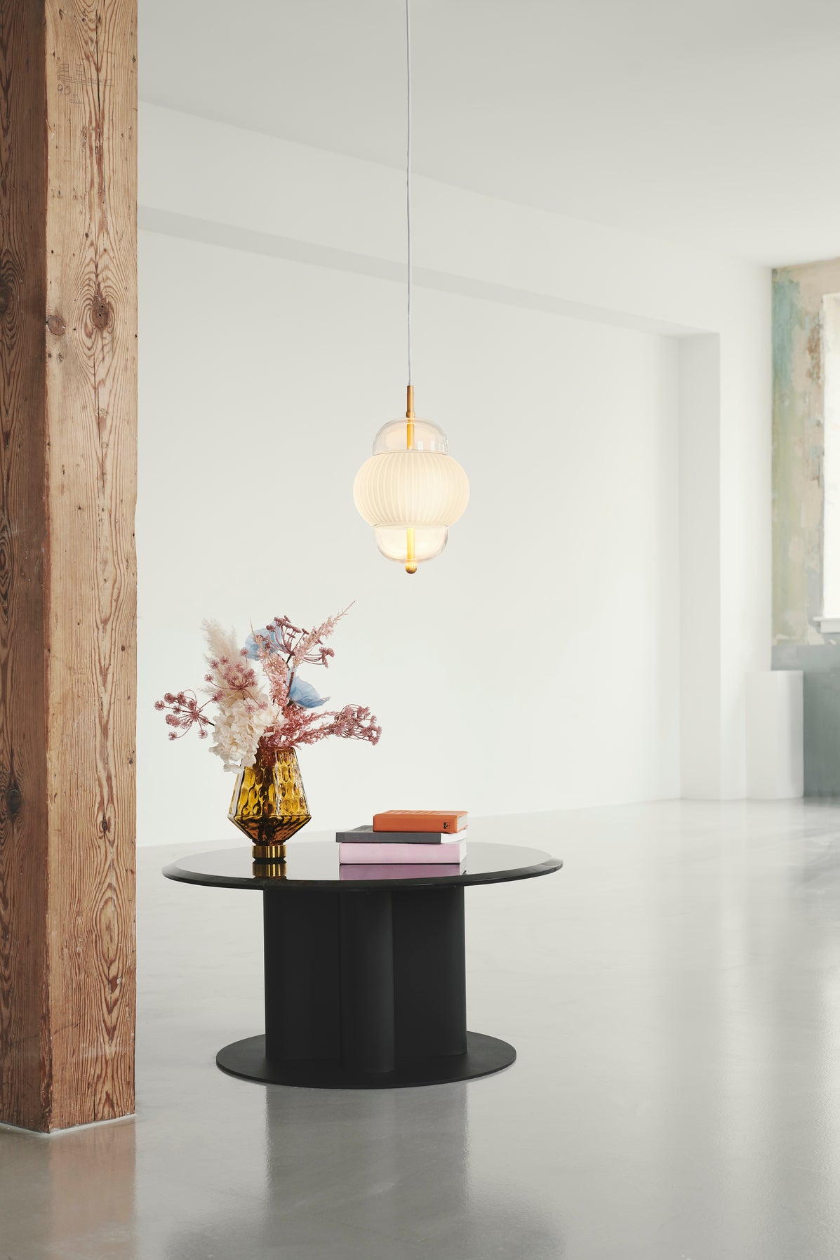 Lampe i klart glas og mat hvidt plisseret glas. Derudover har lampen detaljer i messing og en hvid stofledning. 