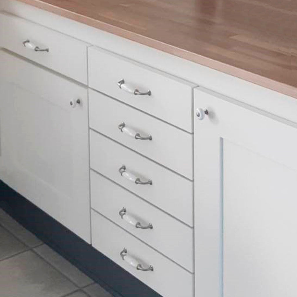 Klassisk porcelænsknop i hvid porcelæn med fod i rustfrit stål look - Skagen • Chr. Jørgensen - Copenhagenhomedesign